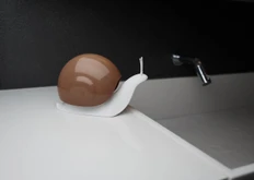 Дозатор мыла Qualy Escar, коричневый фото