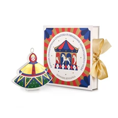 Елочная игрушка Farforite «Дама / Зимняя ярмарка» в подарочной коробке, золотая / зеленая / красная фото