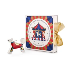 Елочная игрушка Farforite «Собачка / Зимняя ярмарка» в подарочной коробке, белая / красная / золотая фото