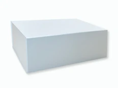Коробка подарочная с магнитом матовая, средняя, белая фото