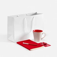 Набор Flat White: ежедневник недатированный, кружка, чехол для пропуска, ретрактор, ручка шариковая, пакет бумажный, красный фото