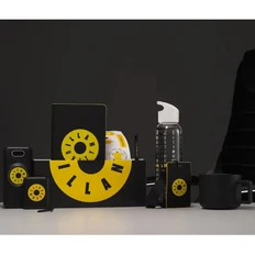 Набор Illan Welcome Pack: беспроводное зарядное устройство, внешний аккумулятор, бутылка для воды, кружка, ежедневник, ручка, чехол для пропуска, стикеры, черный / желтый фото