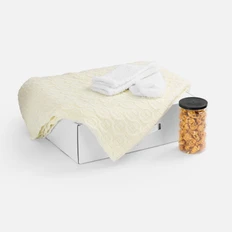 Набор Mon Plaisir: акриловый плед, носки, попкорн в карамельной глазури, белый фото