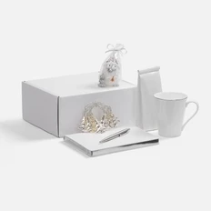 Набор «Планы на счастье»: ежедневник недатированный, светодиодная гирлянда, кружка, ручка шариковая, свеча, чай, шубер,  белый / серебристый фото