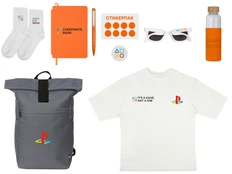 Набор подарочный Welcome Aboard: футболка, бутылка для воды, блокнот, ручка, носки, рюкзак, стикерпак, очки солнечные, ланъярд, держатель для телефона, оранжевый / белый фото