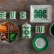 Блюдо сервировочное большое Farforite «Сплетено» для снеков и закусок в подарочной коробке, белое / зеленое / золотое - фото № 5