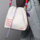 Набор Welcome Pack Bag-Changer в сумке-шопере: планер, подставка для ноутбука, бутылка для воды, ручка, брелок, шнурок, визитница, карточки-статусы, крючок для сумок, красный / сиреневый - фото № 10